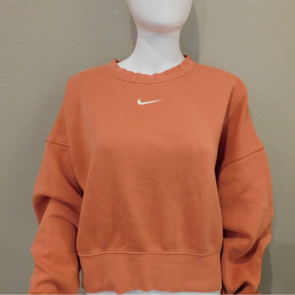 NIKE - SPORTSWEAR ESSENTIAL OVERSIZE SWEATSHIRT IN MADDER ROOT/ WHITE